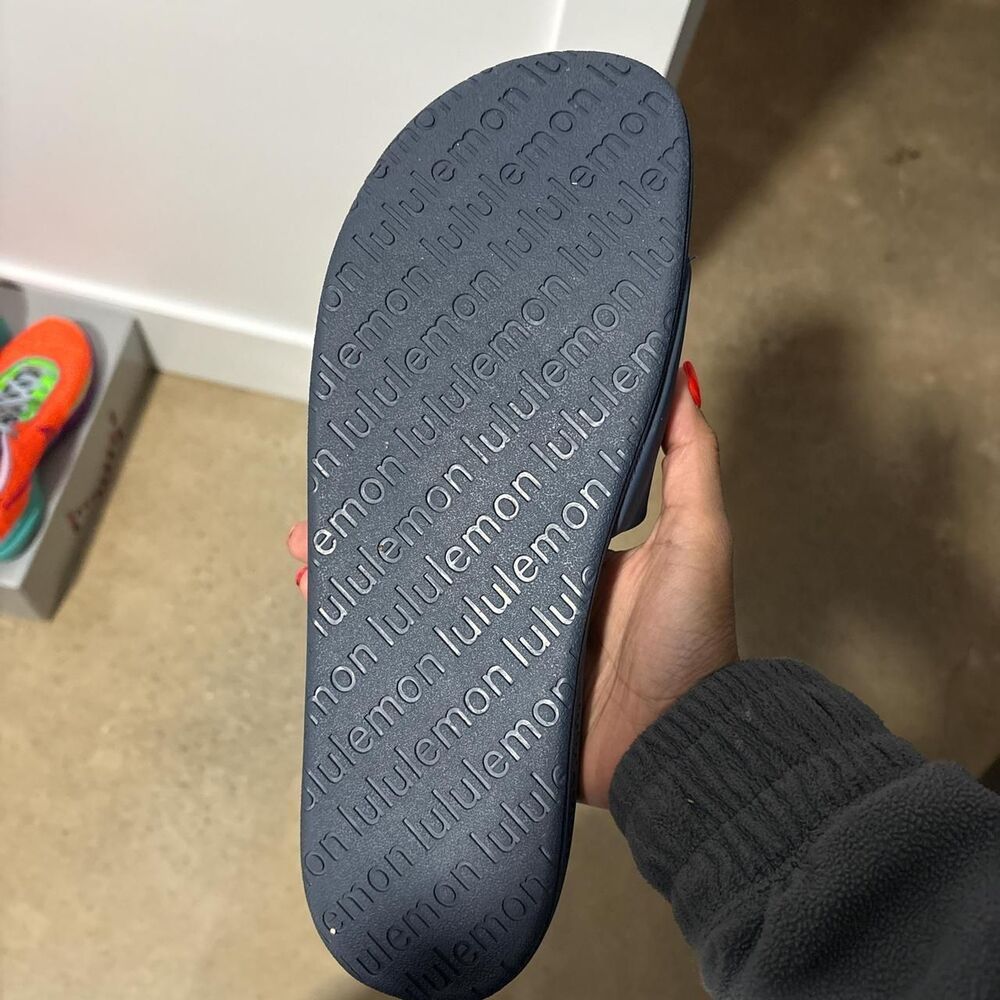 Lululemon Men's Blue Slides - Picture 4 of 4